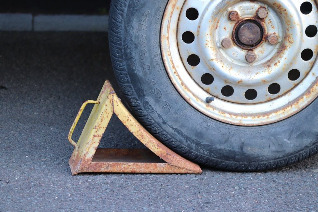 replacing a trailer tire